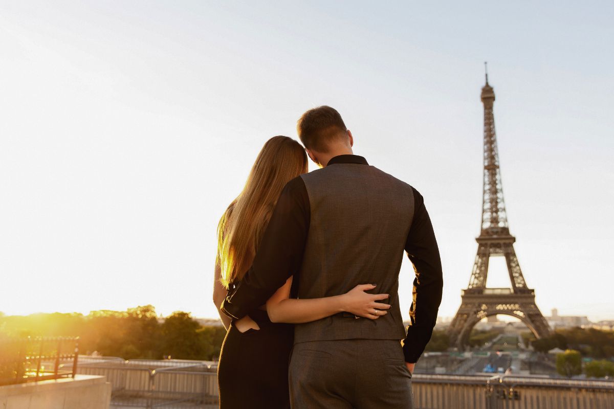 ヨーロッパでハネムーンを楽しむカップルのイメージ