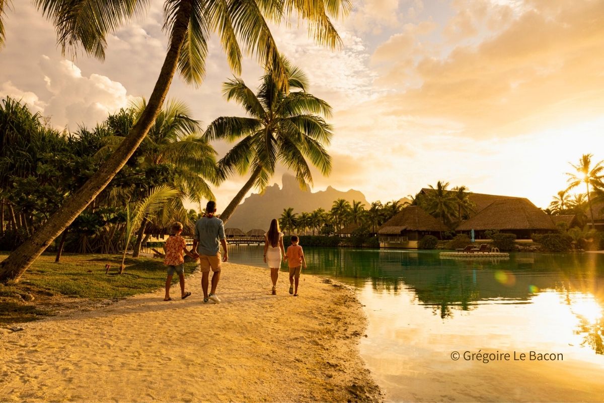 タヒチで家族旅行を楽しむイメージ
