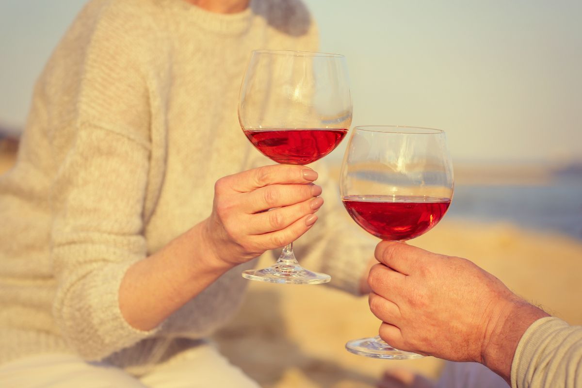 記念日の旅で乾杯するカップルのイメージ