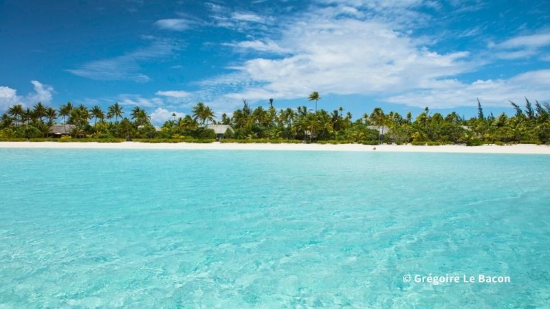 青く澄んだ海と空が広がるタヒチの風景