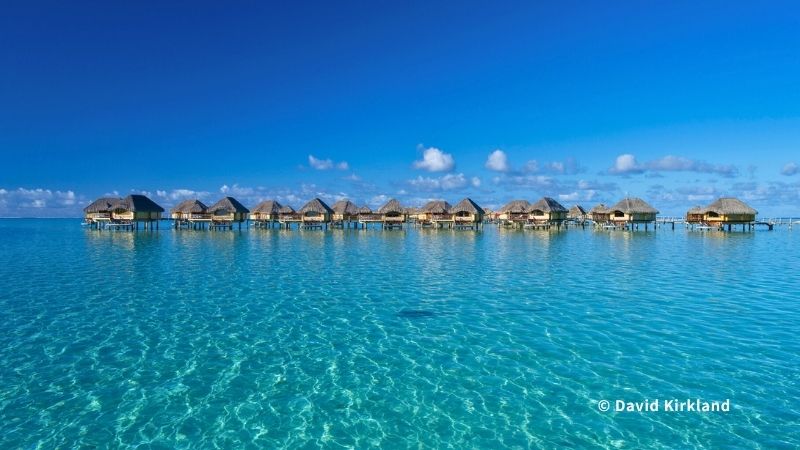 水上バンガローが並ぶタヒチのリゾート