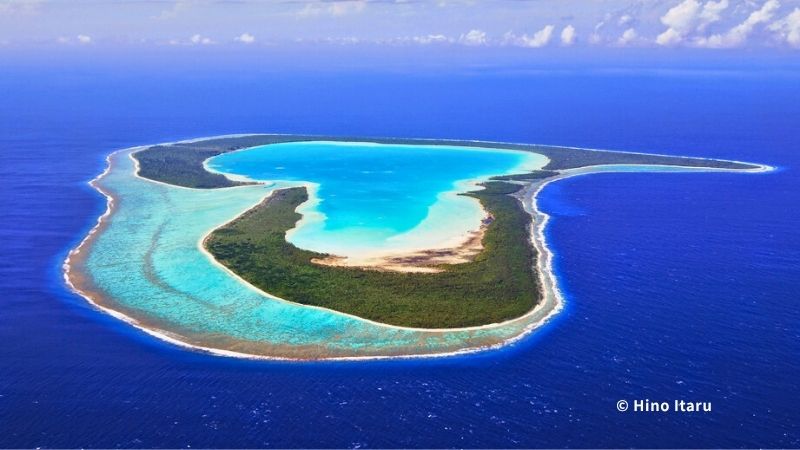 ターコイズブルーのラグーンと山々の絶景