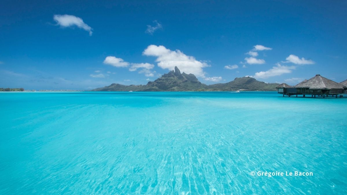 ボラボラ島のオテマヌ山とターコイズブルーのラグーン