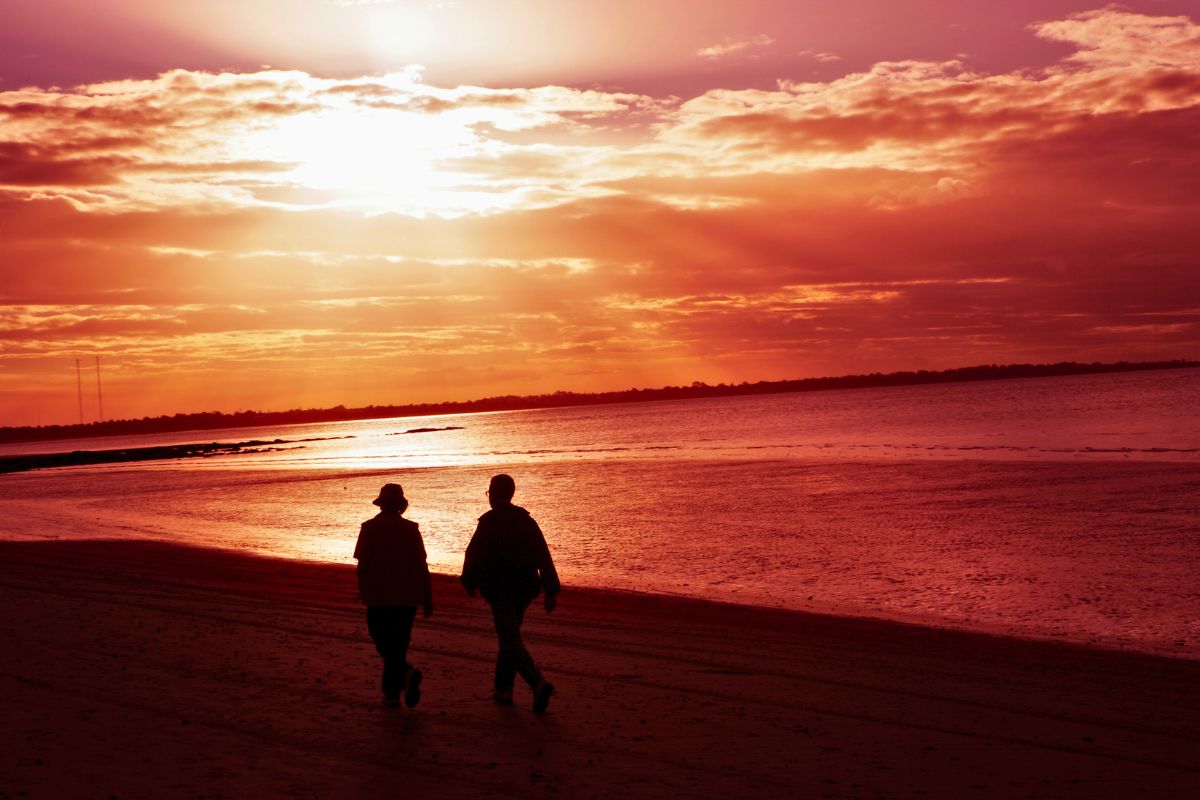 静かな時間を過ごす大人のカップルの記念日旅行イメージ