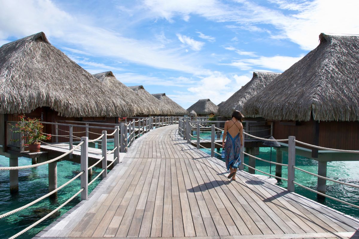 タヒチのラグーンを眺めながら静かな時間を過ごす様子