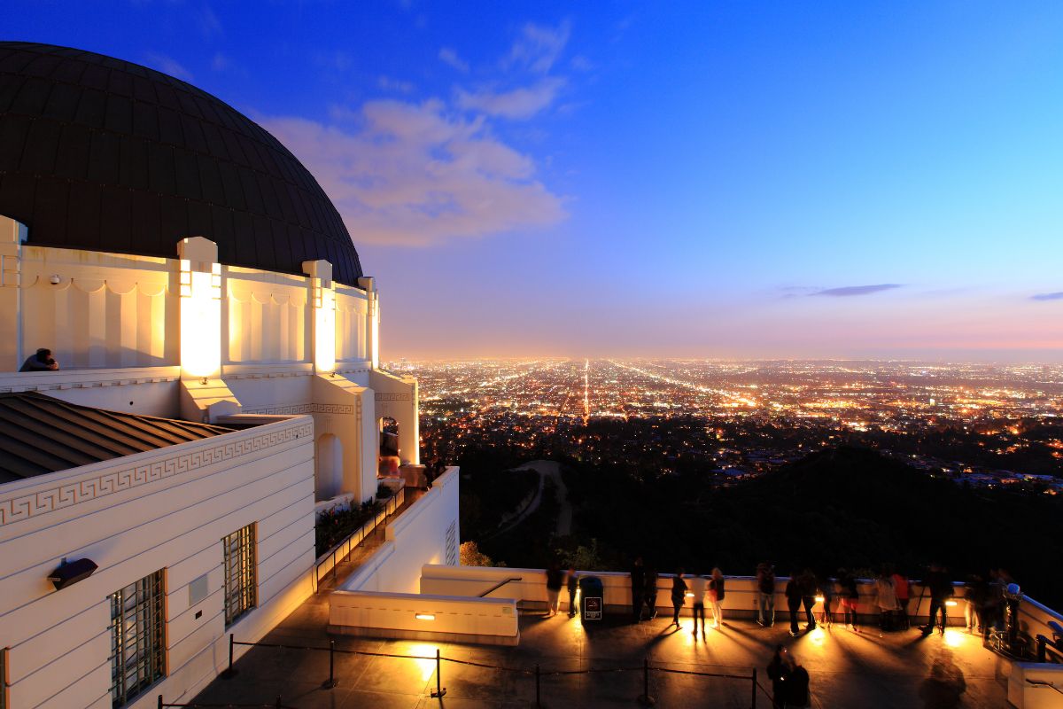 ロサンゼルスの夜景を一望できる丘からの眺め