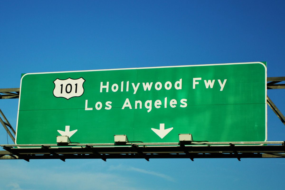 ロサンゼルスのフリーウェイをドライブするイメージ