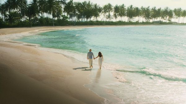 ハネムーン｜海辺のリゾートで二人の時間を楽しむ新婚カップルの様子