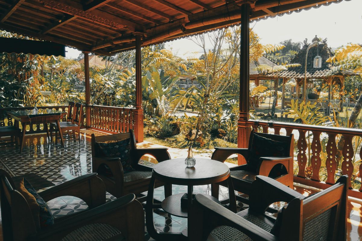 自然素材や静けさを感じる宿の空間イメージ