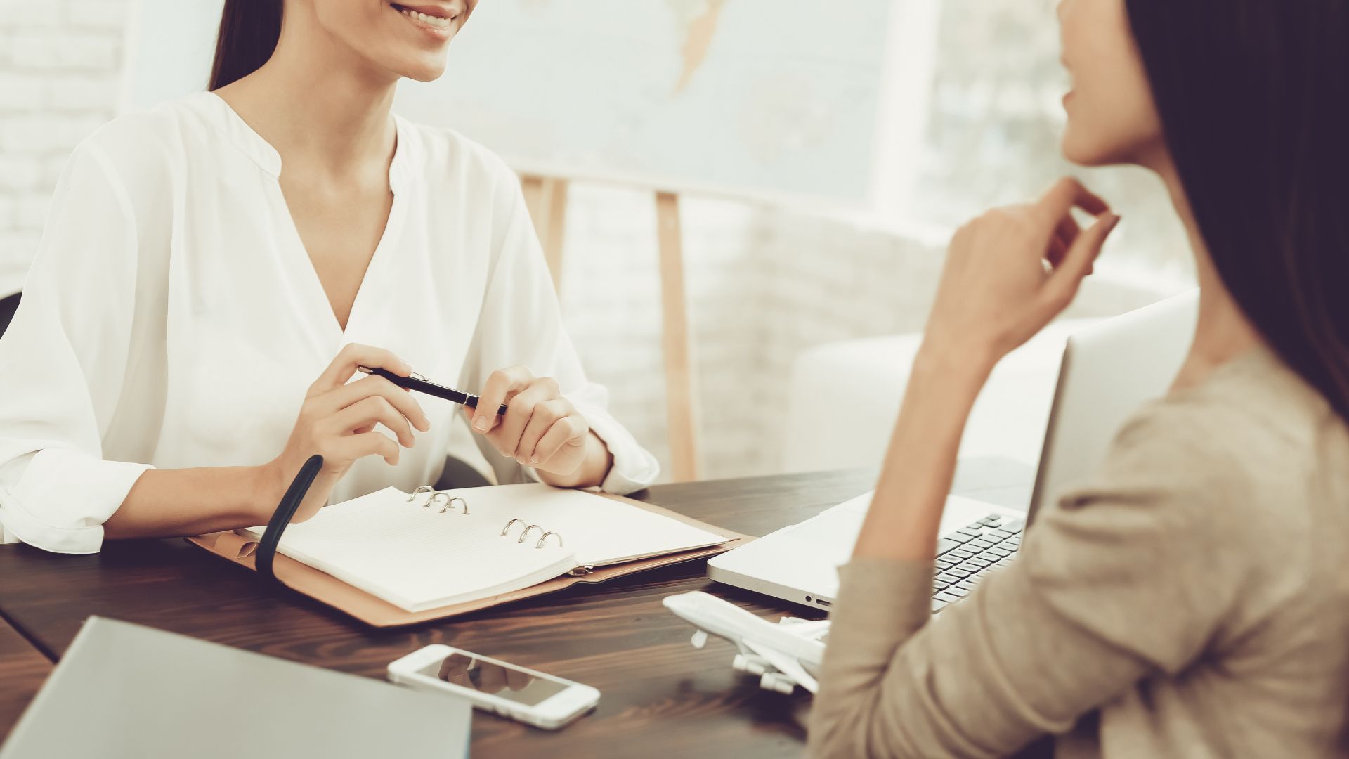 ご相談を伺いながらご提案を行う様子