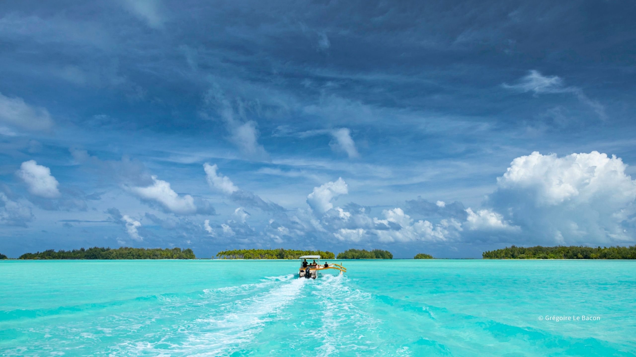 タヒチの海と島々の風景