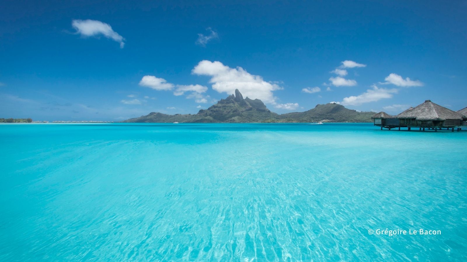 ボラボラ島のラグーンと水上バンガロー