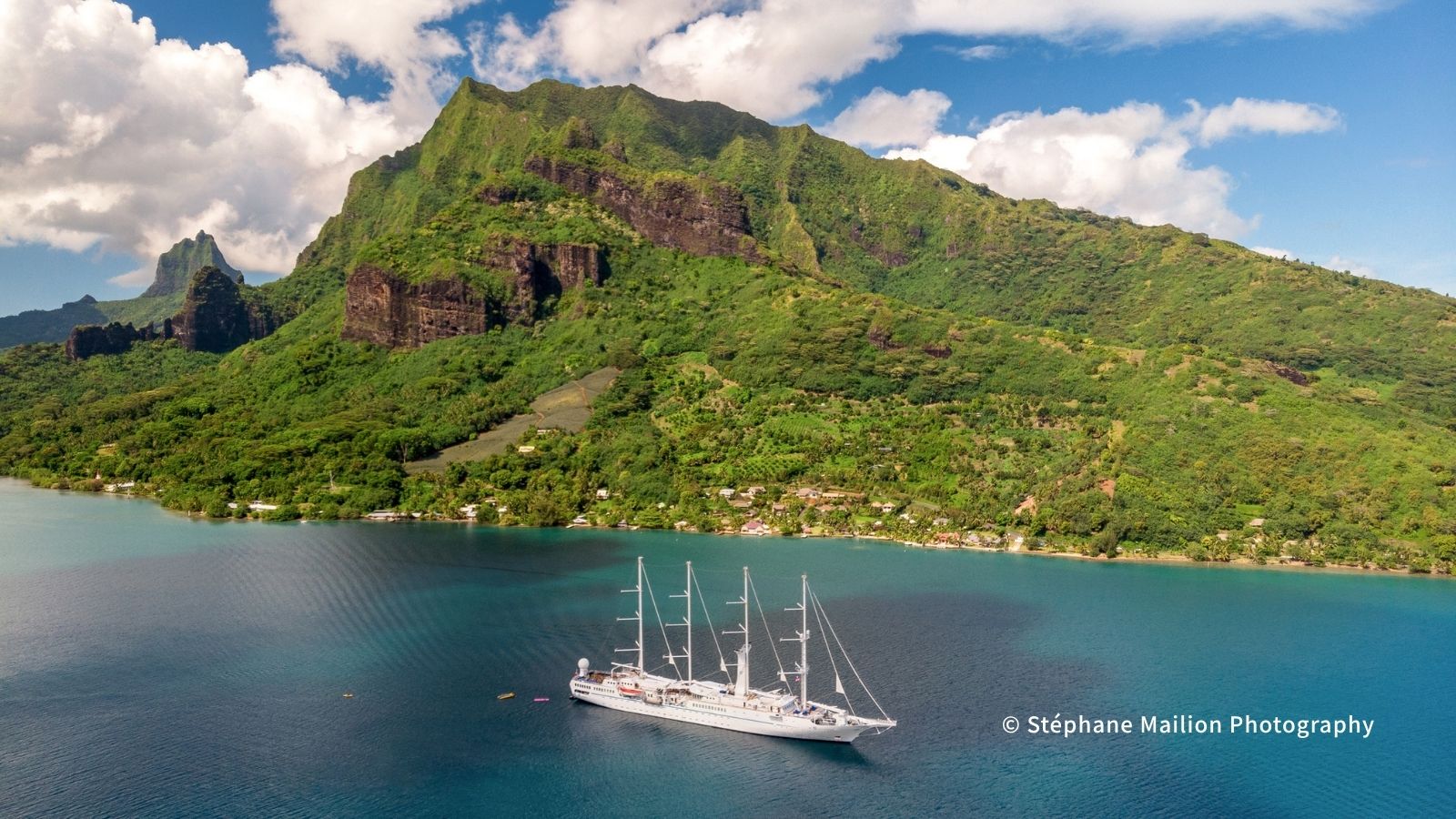 モーレア島の山と海の風景