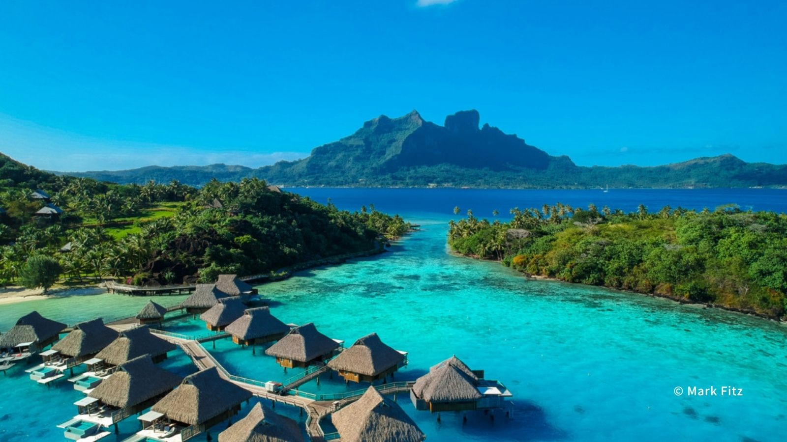 ボラボラ島のラグーンと水上バンガロー