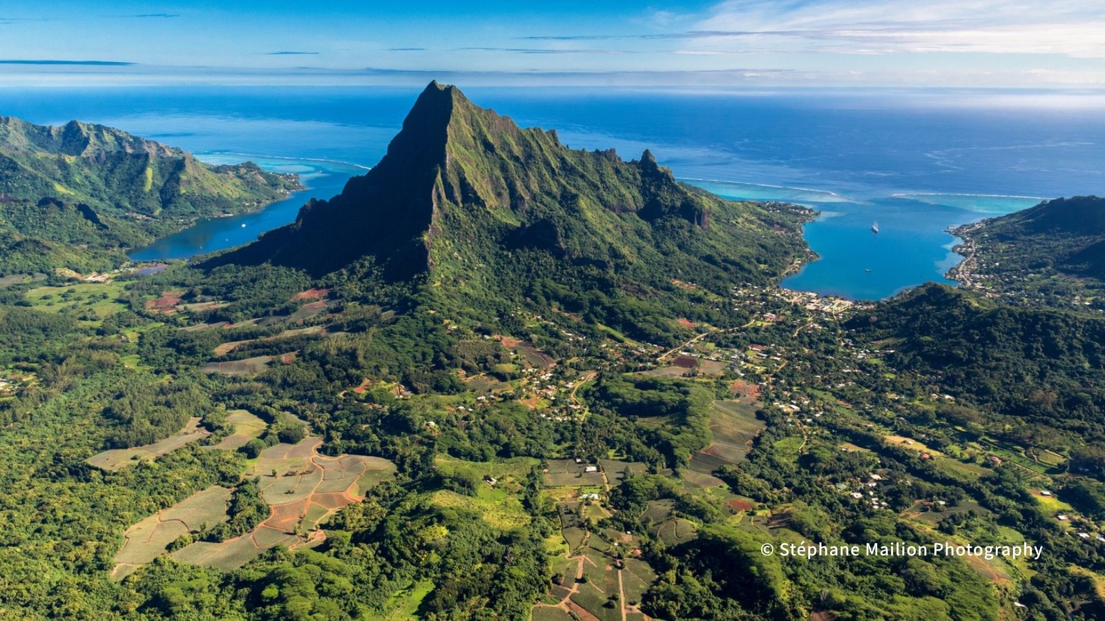 モーレア島の山と海の風景
