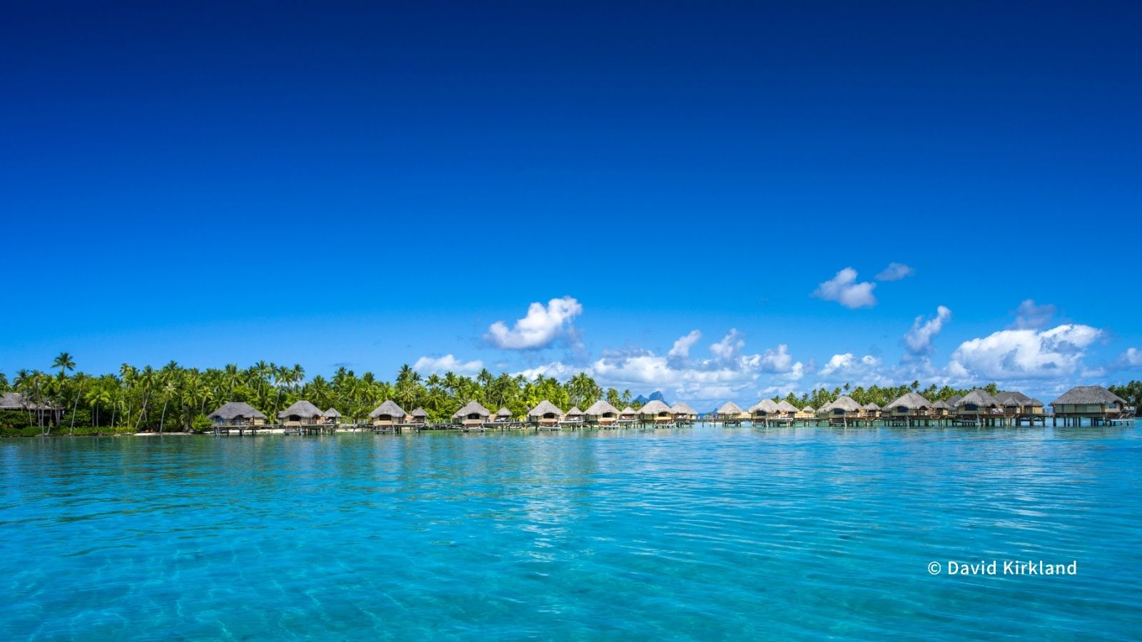 乾季のタヒチの海と空