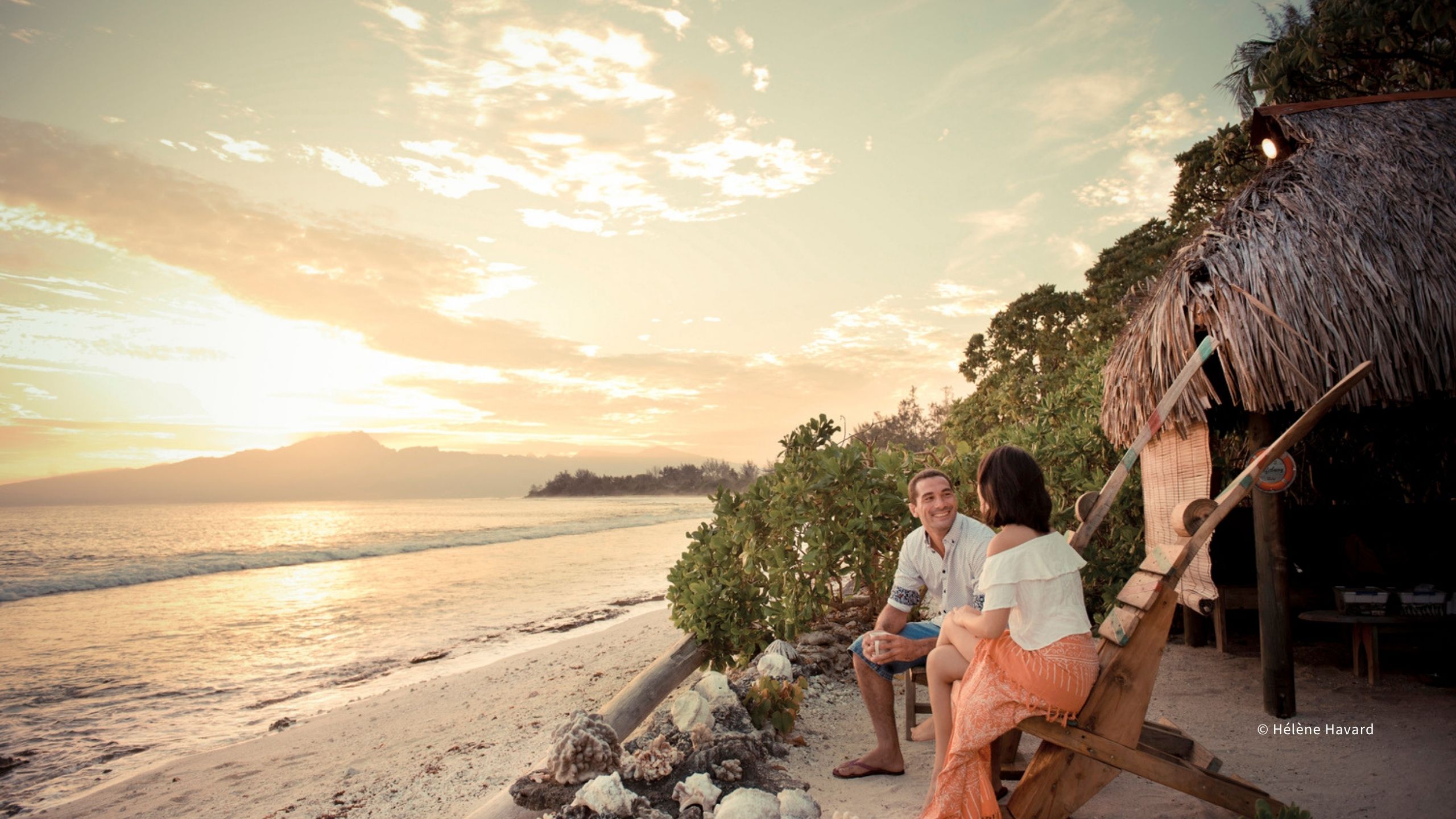 タヒチの海辺でゆったりと過ごす風景