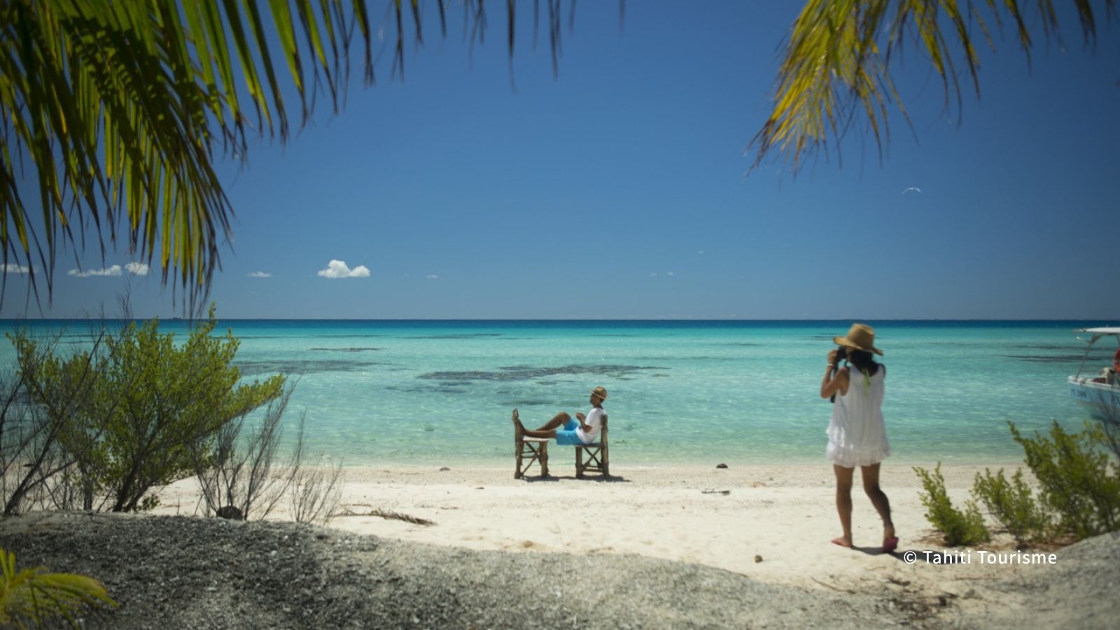 タヒチの海辺で静かに過ごす時間