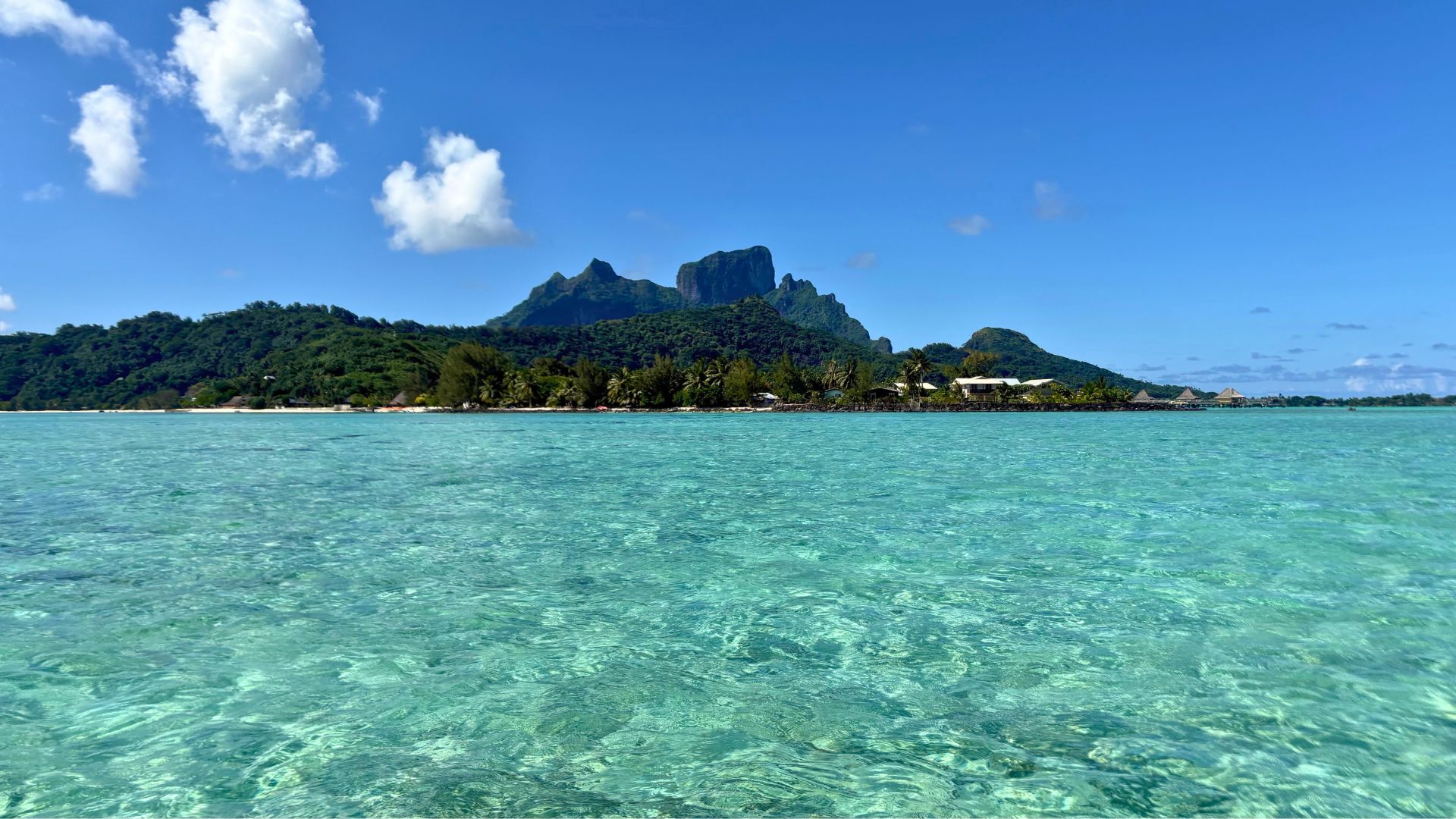 タヒチ（ボラボラ島）のラグーンと山並み