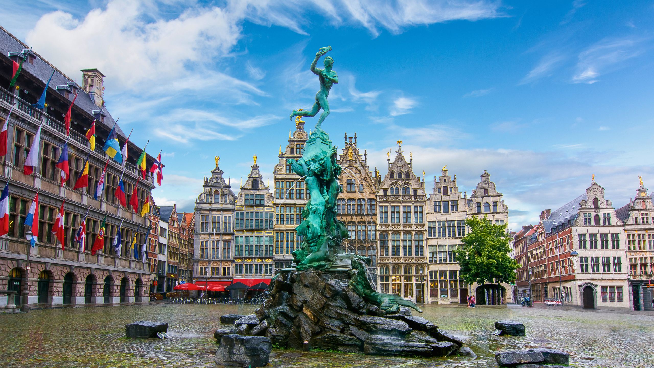 街歩きと歴史ある景色を楽しみたい方におすすめの広場