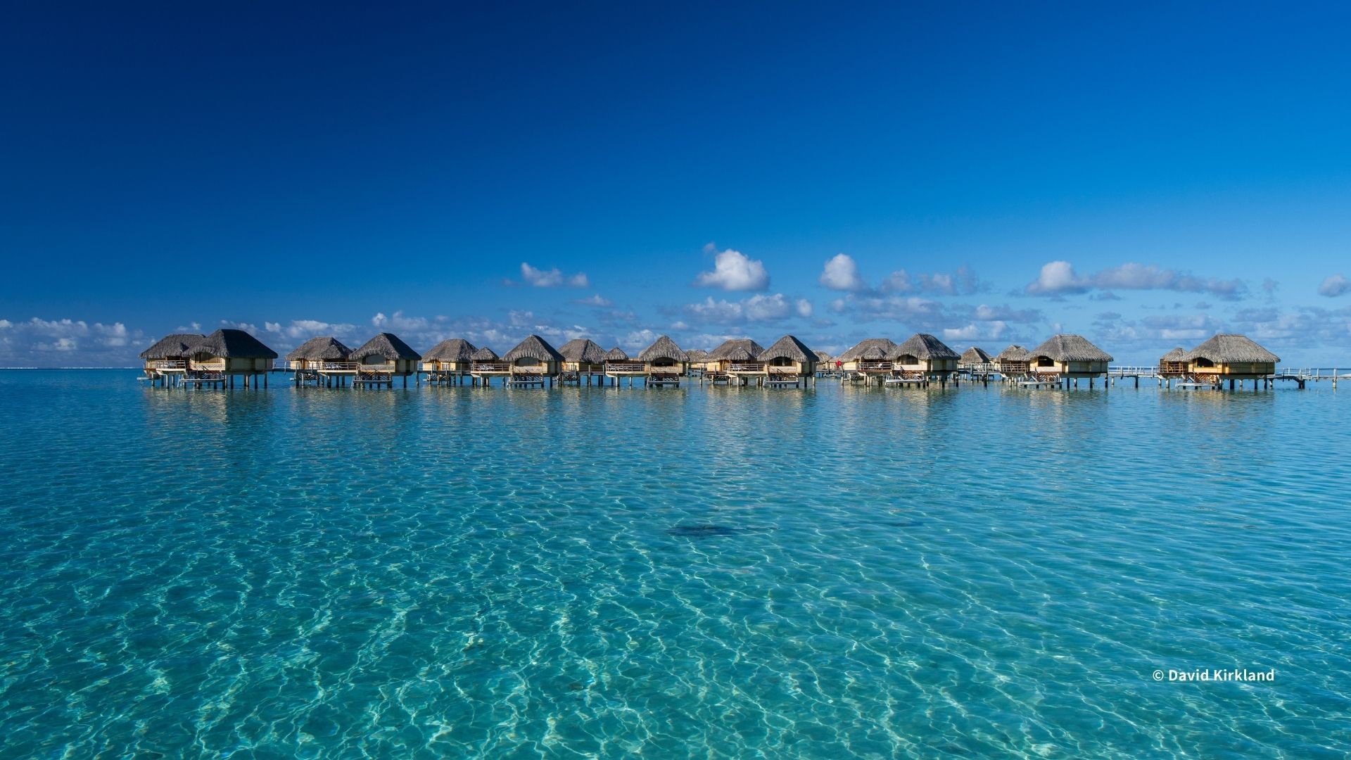 タヒチ旅行をイメージするラグーンと水上バンガローの風景