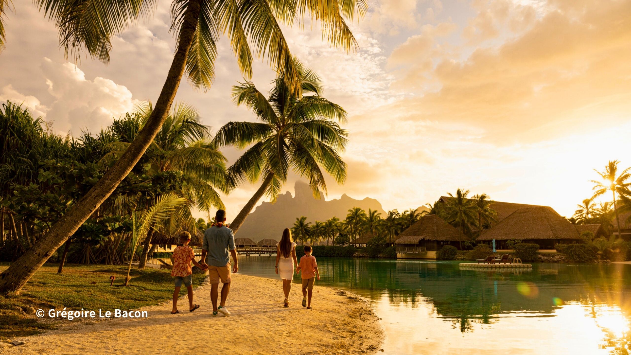 家族旅行をイメージするタヒチの風景