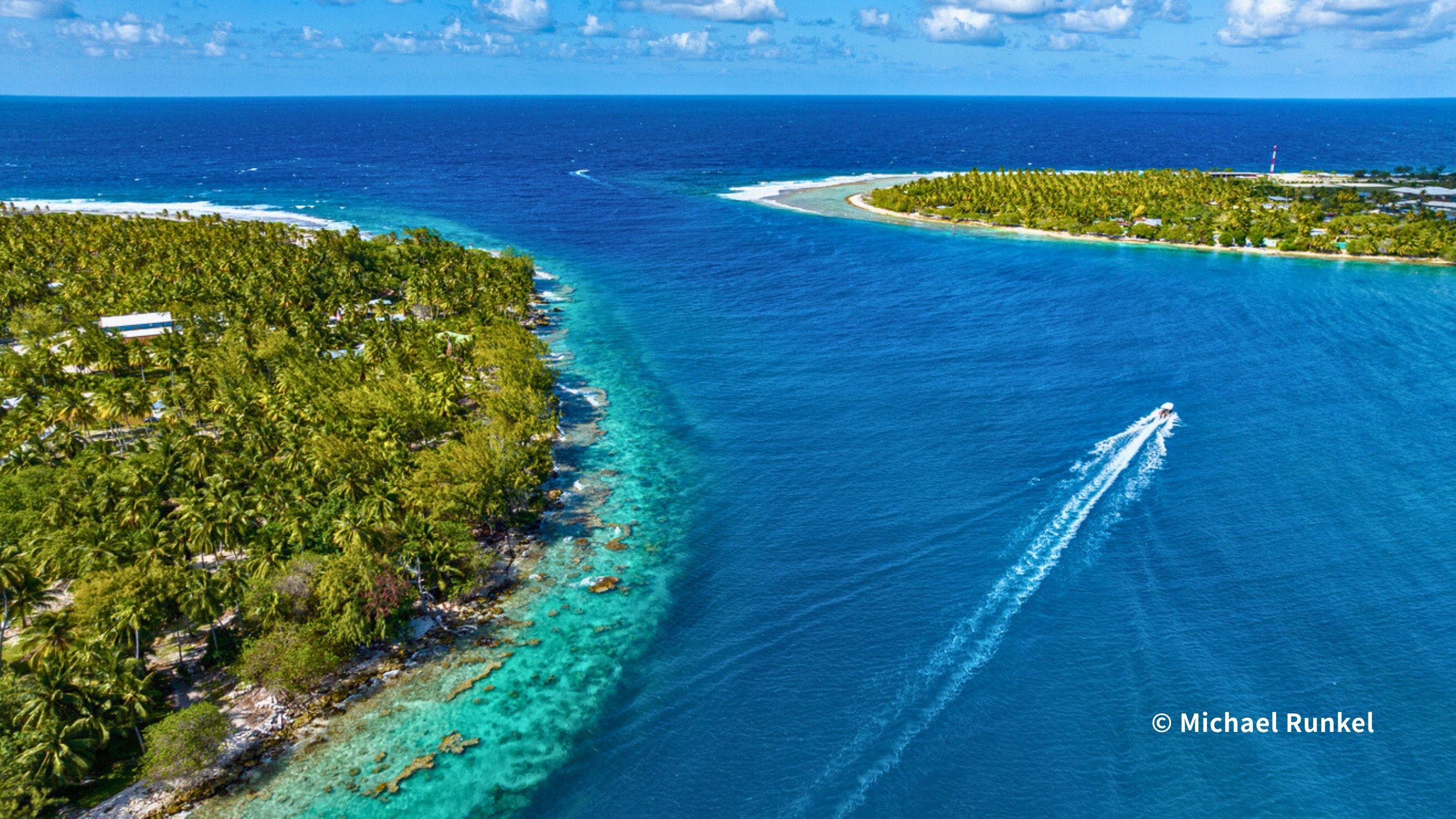 島めぐりをイメージするタヒチの風景
