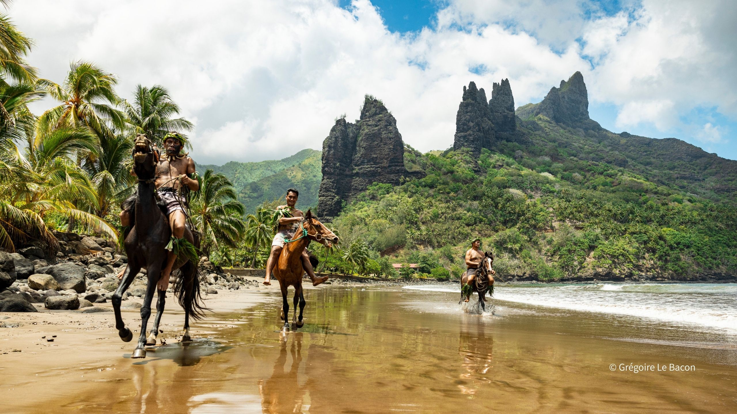 マルケサス諸島の海辺と山並みを望む風景