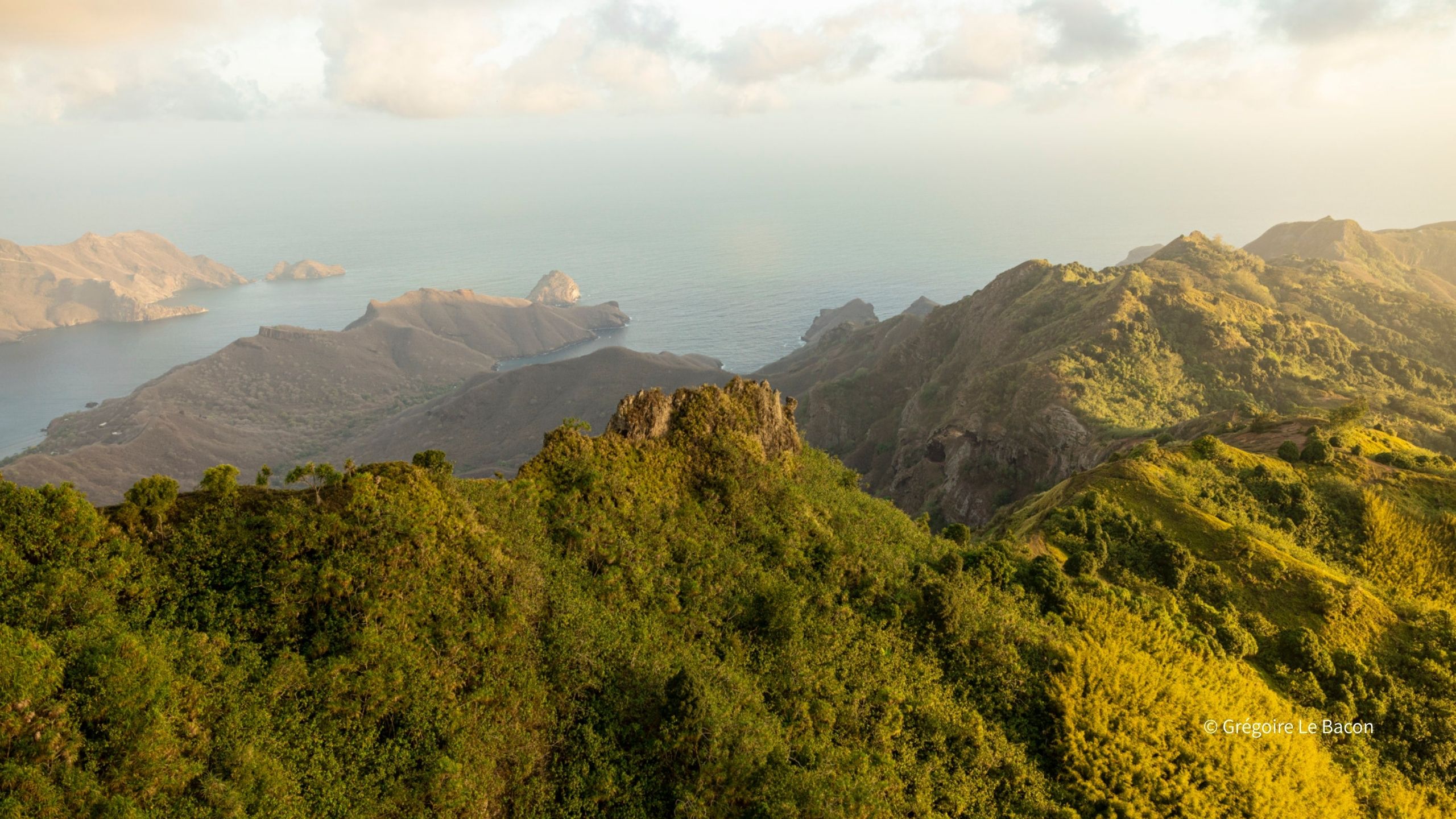 マルケサス諸島の起伏ある山並みの風景
