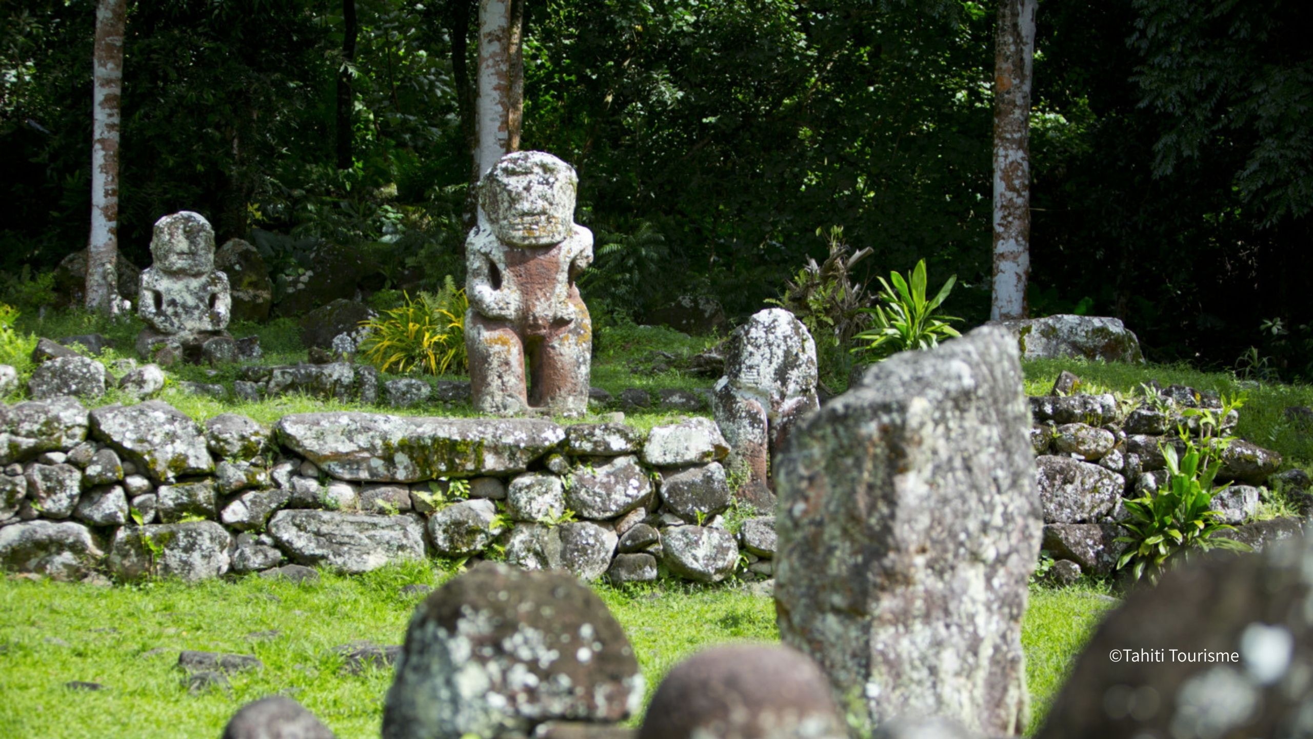 マルケサス諸島の遺構と文化の記憶を感じる風景