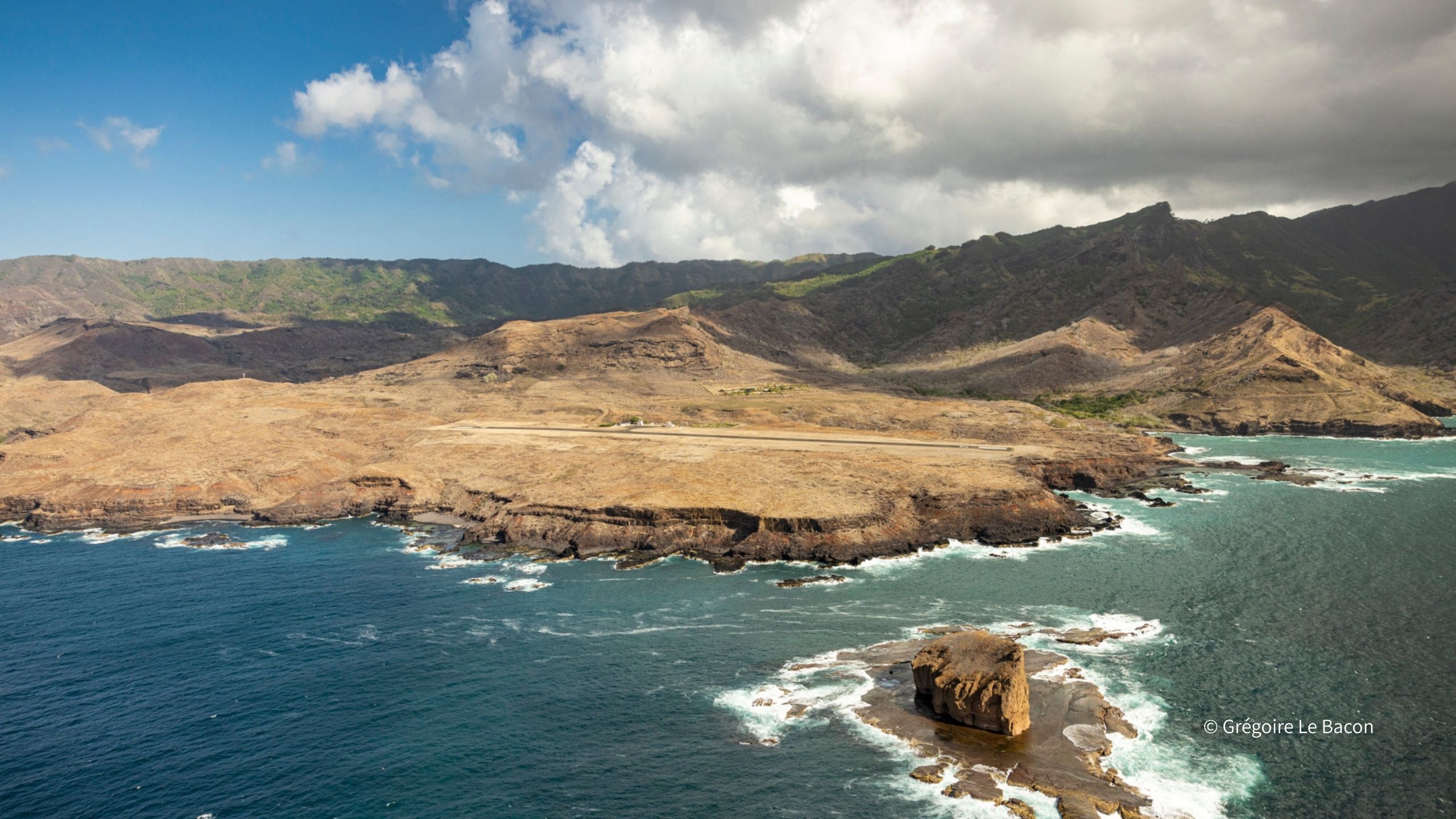 マルケサス諸島の静かな余韻を感じる海辺の風景