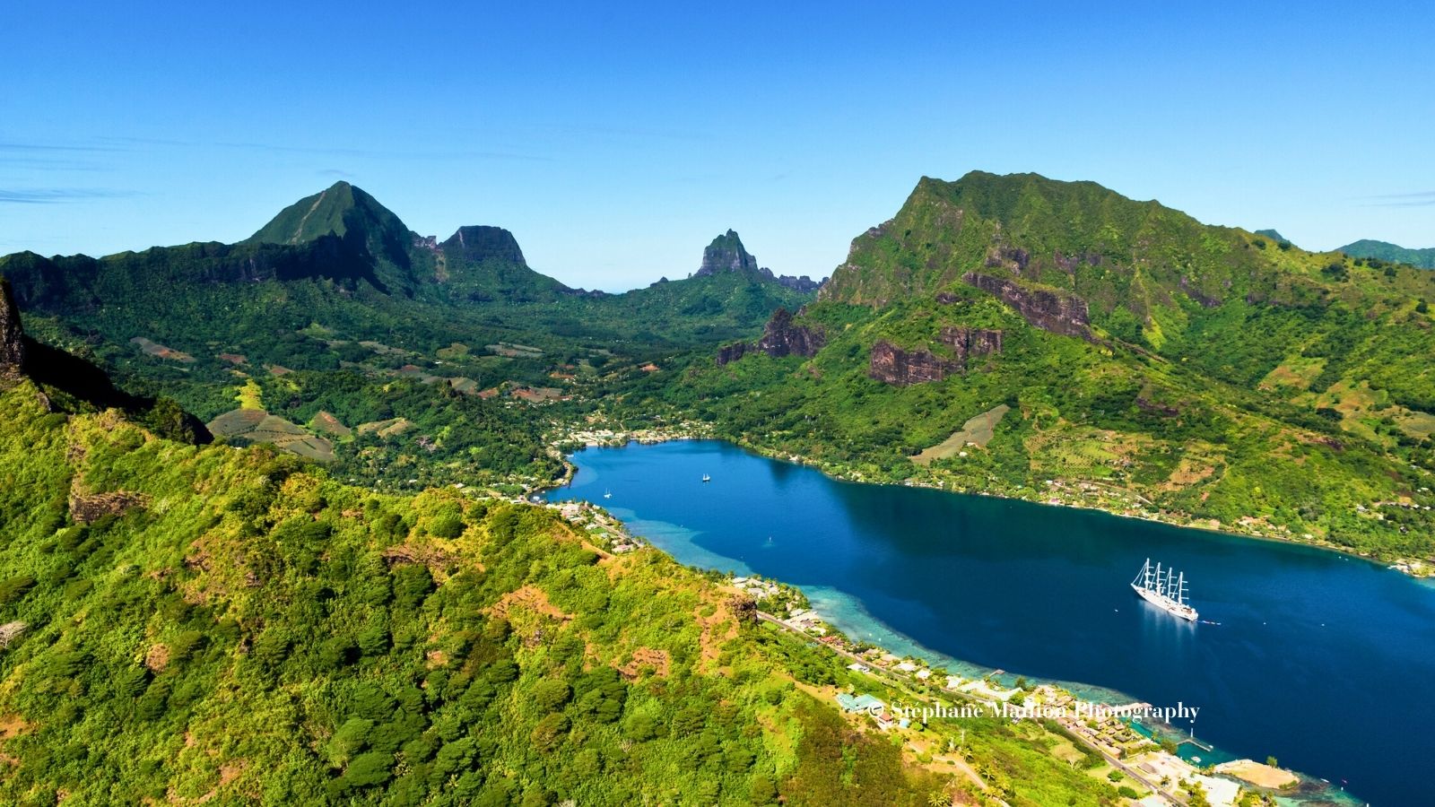 モーレア島の山と海