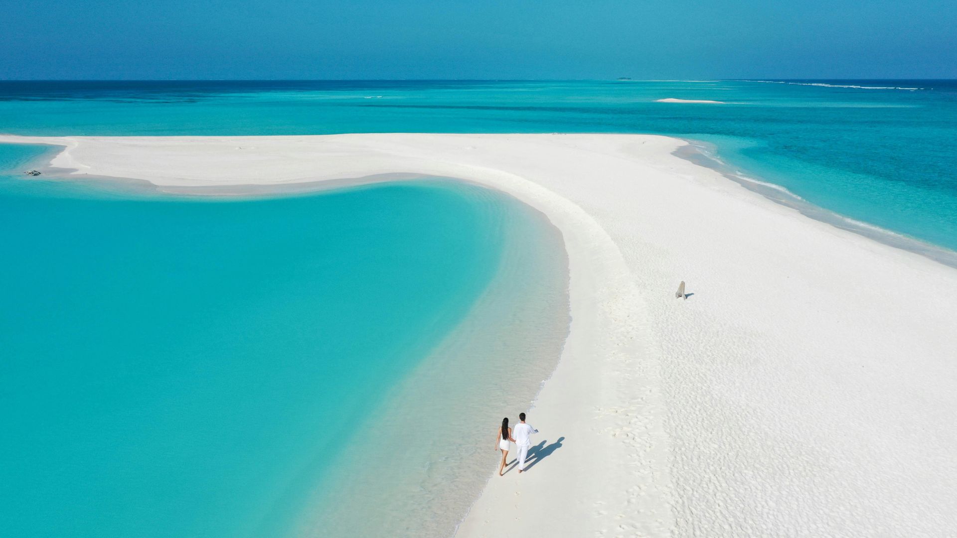 ハネムーン・新婚旅行｜海辺のリゾートで二人の時間を楽しむ新婚カップルの様子