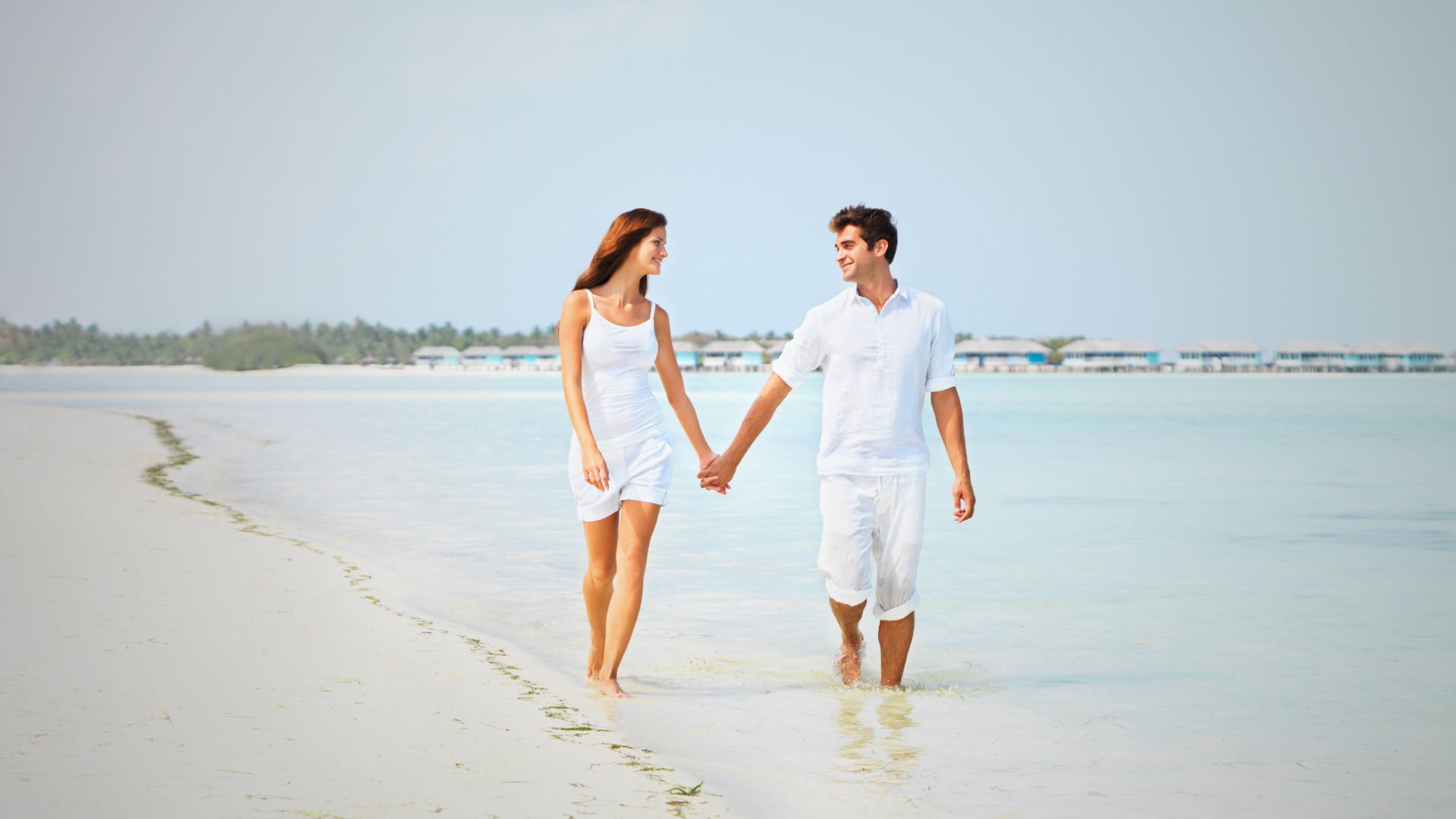 ハネムーン・新婚旅行｜海辺のリゾートで二人の時間を楽しむ新婚カップルの様子