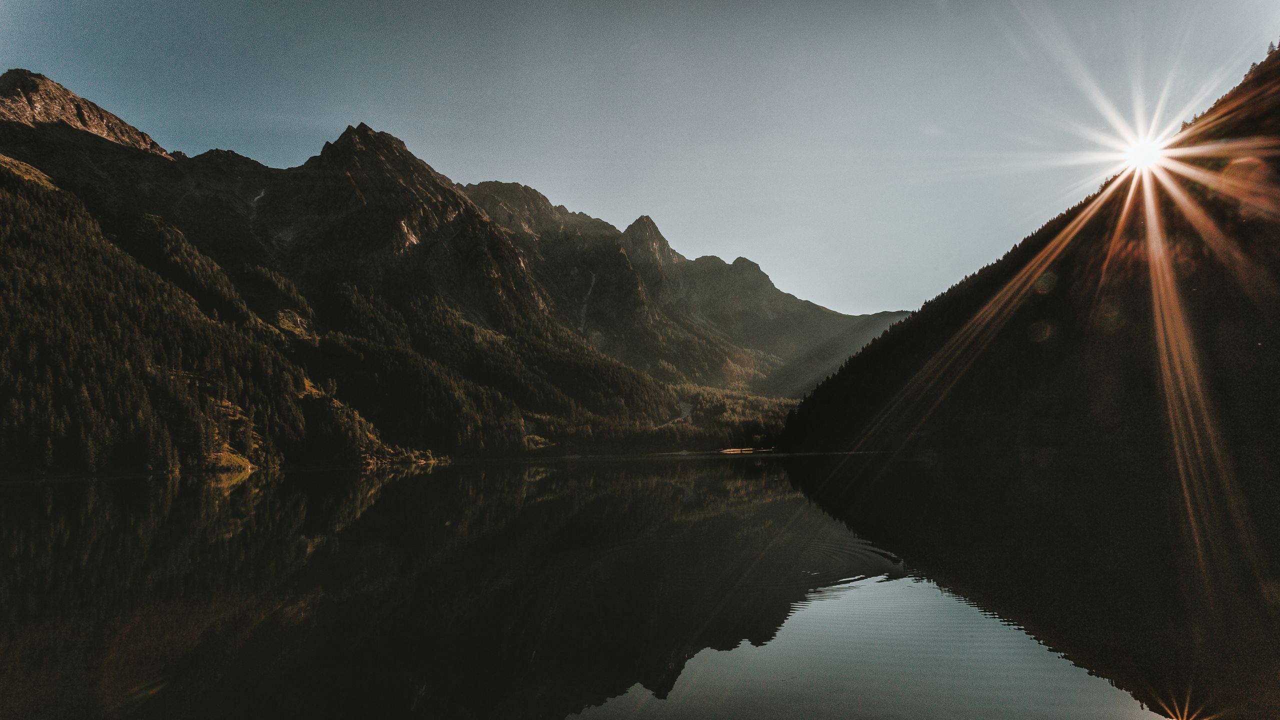 山あいの湖と光の風景