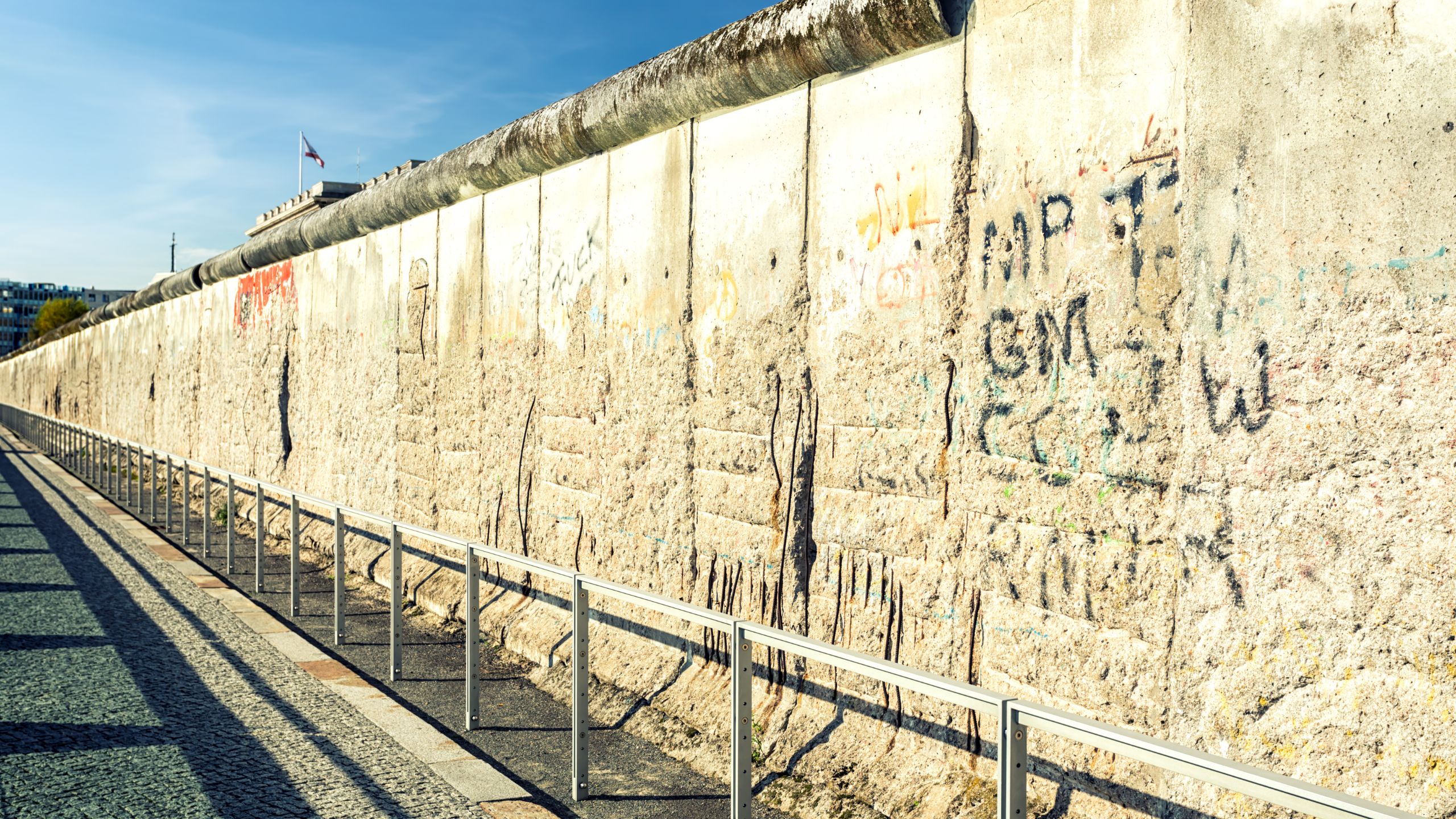 ベルリンに残る壁と分断の記憶を感じる街の風景