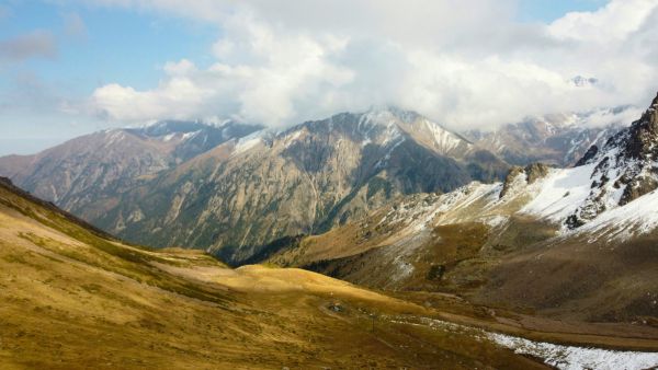 シンブラクの山岳景観