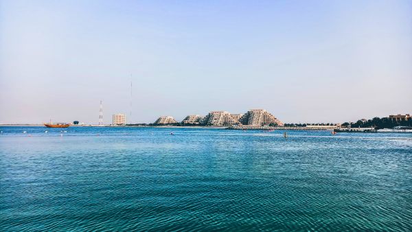ラス・アル・ハイマの海岸と山岳景観