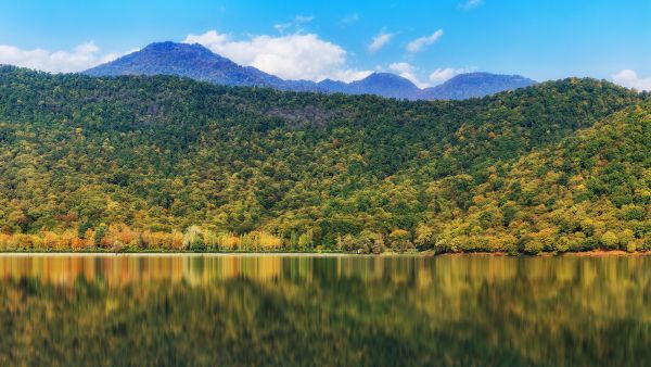 湖と山々の自然景観が広がるアゼルバイジャンのガバラ