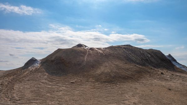 独特の地形が広がるアゼルバイジャンの泥火山