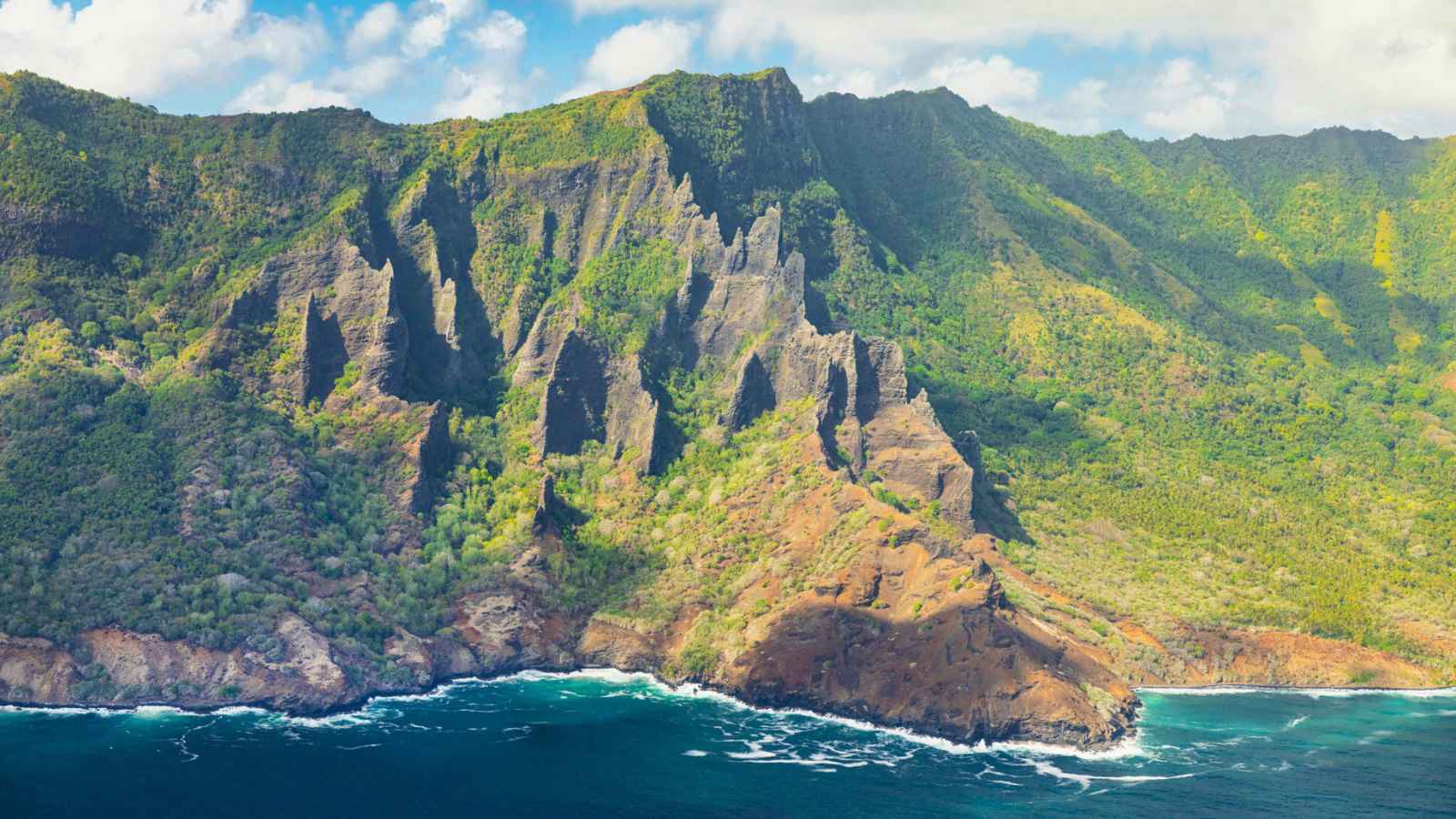 海から立ち上がるマルケサス諸島の山々