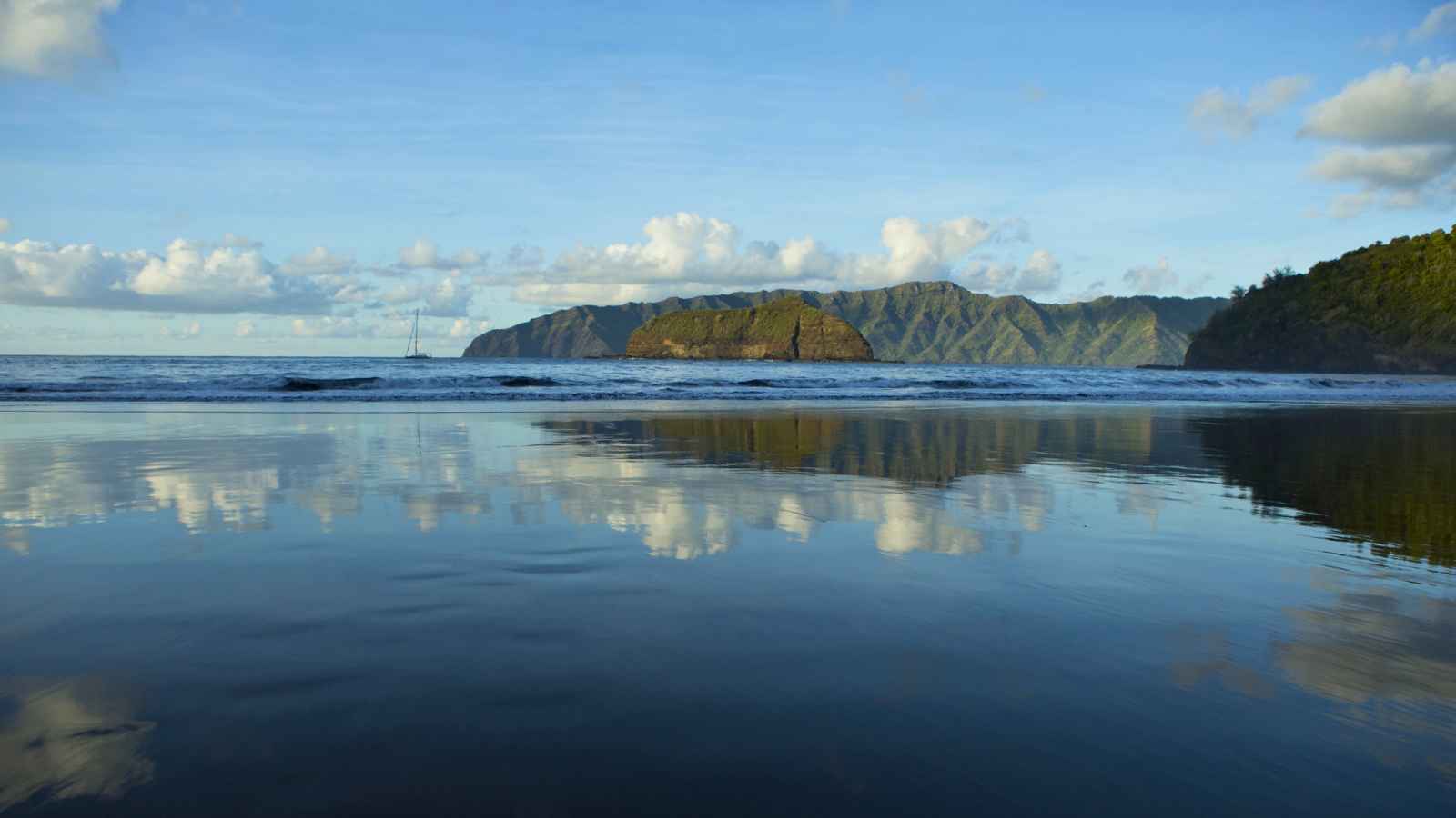 ヒバオア島の海と山の風景