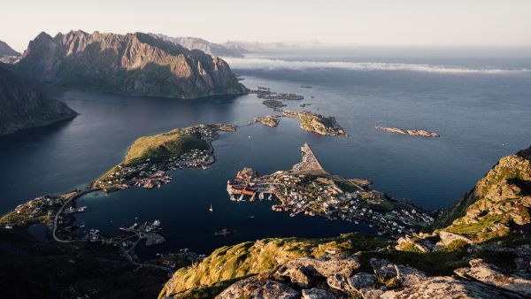 ロフォーテン諸島の山々と漁村